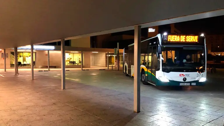 La villavesa de la línea número 4 en la puerta del Complejo Hospitalario de Navarra. CEDIDA