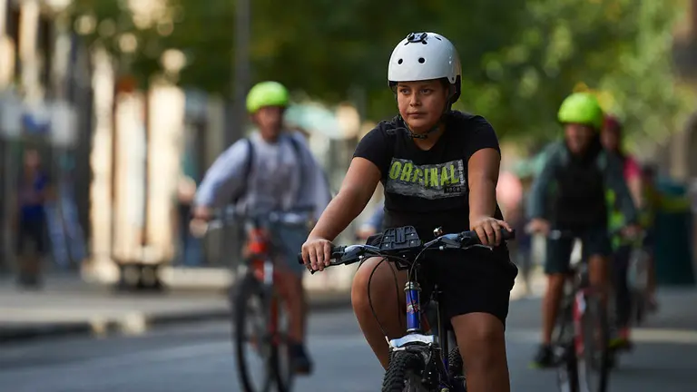 Bicicletada con 500 escolares por Pamplona con motivo de la semana de la Movilidad. MIGUEL OSÉS
