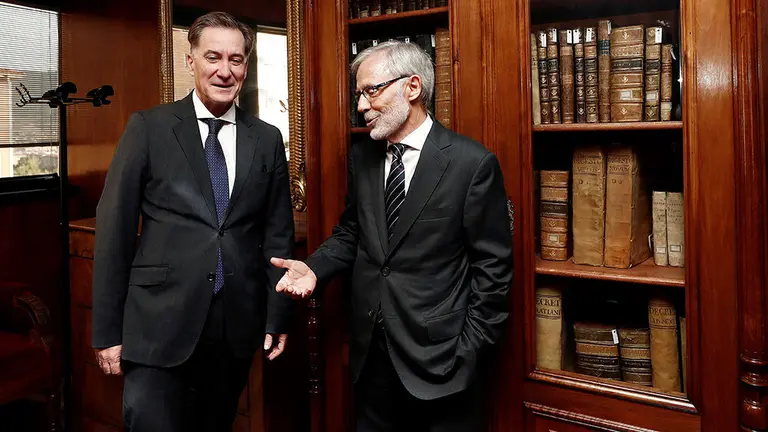 GRAFCAV8154. PAMPLONA (NAVARRA), 20/09/2019.- El miembro nacional de España en Eurojust, Francisco Jiménez-Villarejo (i), y el fiscal superior de navarra José Antonio Sánchez (d) en el inicio de la reunión celebrada este viernes en el Palacio de Justicia de Navarra con jueces, fiscales y letrados de la Administración de Justicia a quienes ha transmitido el tipo de colaboración que puede ofrecer esta agencia de la UE en el campo de la cooperación judicial en materia penal. EFE/ Jesús Diges