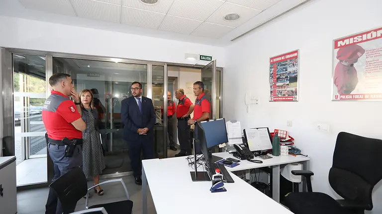El vicepresidente del Gobierno de Navarra, Javier Remírez, en su visita a la comisaría de la Policía Foral en Estella GOBIERNO DE NAVARRA