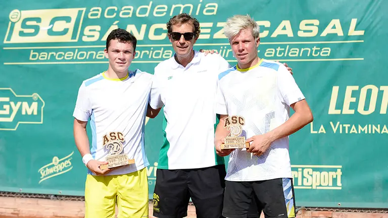 Iñaki Montes, a la izquierda, sostiene el trofeo de campeón individual. Cedida.