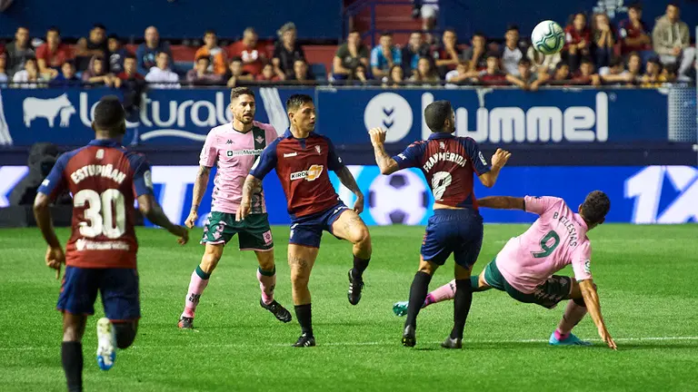 Partido correspondiente a la jornada 5 entre Osasuna y Betis jugado en El Sadar. MIGUEL OSÉS