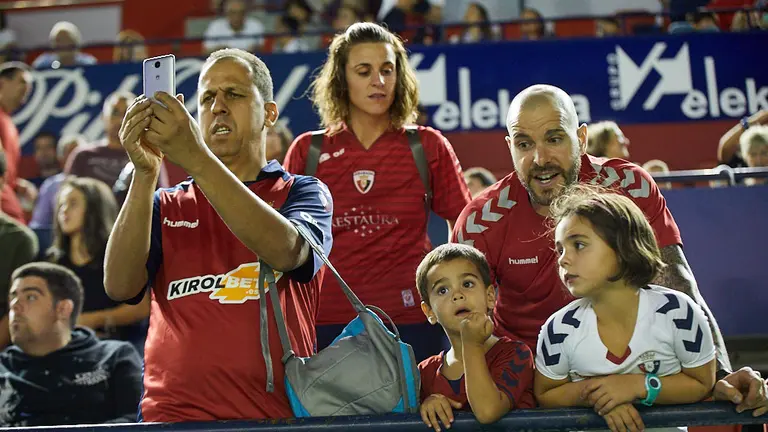 La grada de El Sadar durante el partido de La Liga Santander entre Osasuna y Betis. IÑIGO ALZUGARAY