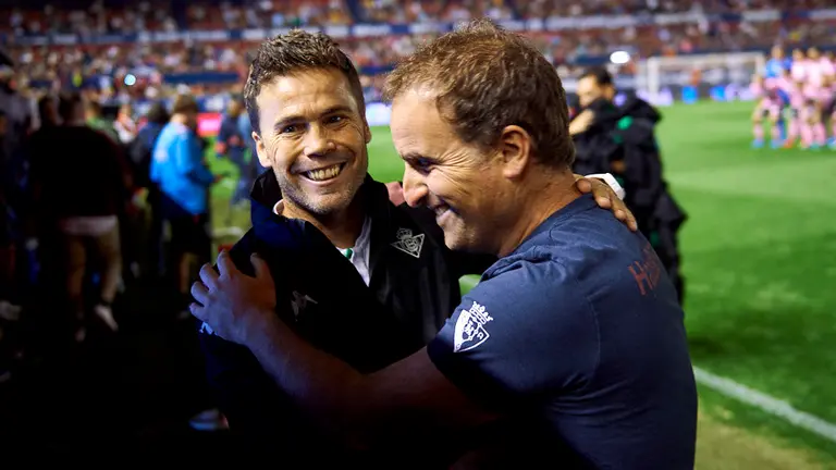 Rubi, entrenador del Betis durante el partido contra Osasuna en El Sadar. MIGUEL OSÉS