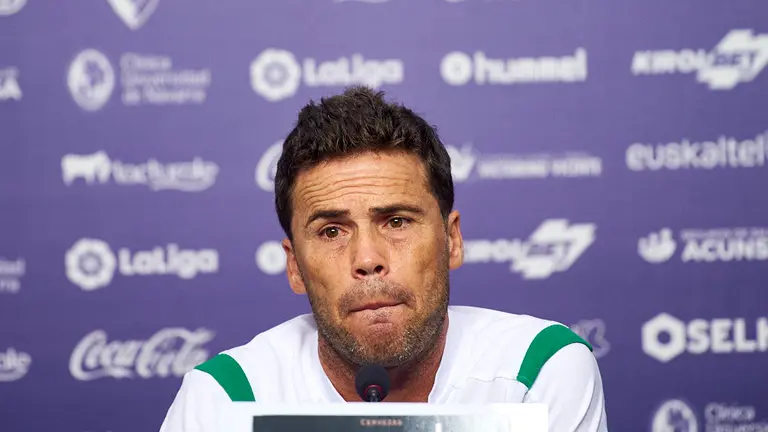 Rubi, entrenador del Betis durante el partido contra Osasuna en El Sadar. MIGUEL OSÉS
