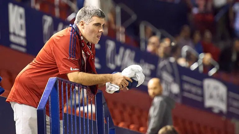 La grada de Osasuna no descansa durante el partido contra el Betis. MIGUEL OSÉS