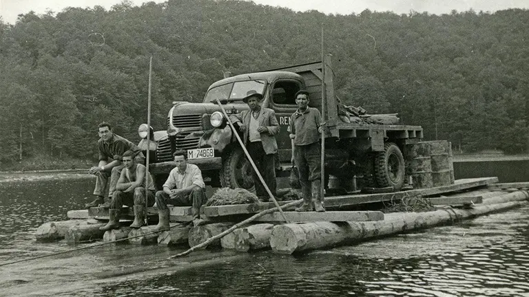 Una fotografía de un camión sobre las aguas del Irati GOBIERNO DE NAVARRA