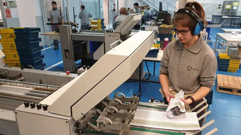 Una alumna del programa LaborAble, en su puesto de trabajo UPNA