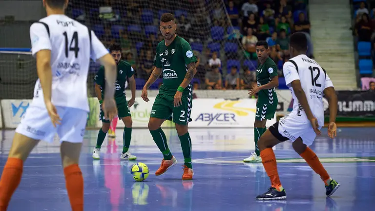 Araça controla el balón en el partido Osasuna Xota - Burela Lugo. MIGUEL OSÉS