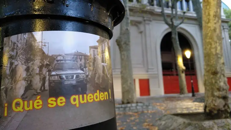 Una de las miles de pegatinas aparecidas en Navarra en las que se pide a la Guardia Civil que se queden..