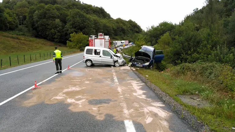 Agentes de la Guardia Civil y bomberos han atendido el accidente mortal con otros tres heridos ocurrido en la N-121-A en Arraitz. GUARDIA CIVIL
