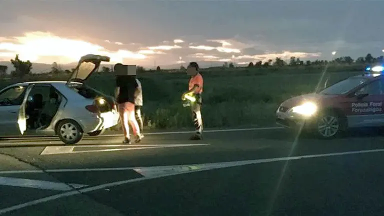 Un momento de la intervención de los agentes en Valtierra. POLICÍA FORAL