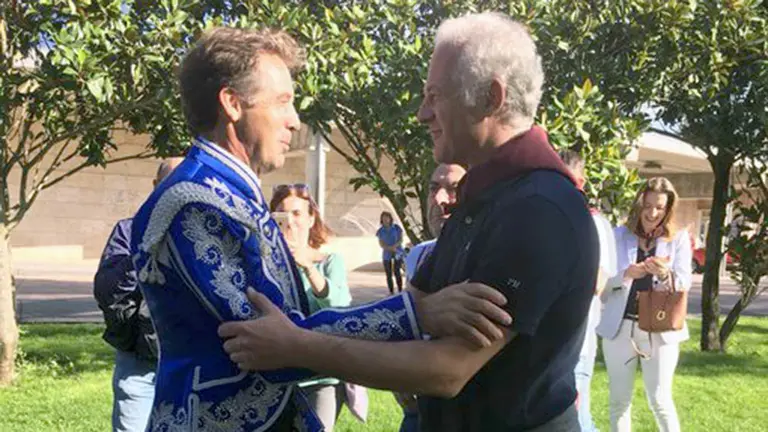 El rejoneador Pablo Hermoso de Mendoza saludo al alcalde de Logroño, Pablo Hermoso de Mendoza. CEDIDA