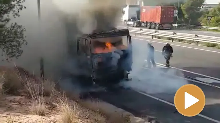 Un camión frigorífico arde en la A-68 a su paso por Tudela TWITTER BOMBEROS player