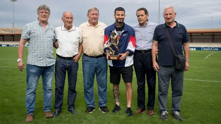 Osasuna Veteranos entrega a Rubén García el premio al mejor jugador de la pasada temporada OSASUNA