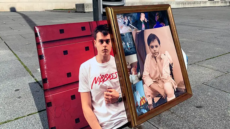 Fotografías con la imagen de Daniel de la Fuente a las puertas de los juzgados de Pamplona donde se celebró el juicio por su crimen.  (1)