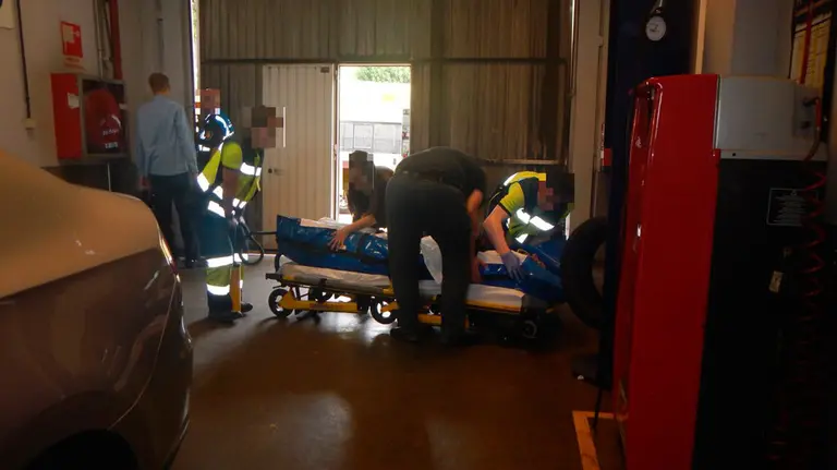 Momento en el que las asistencias médicas trasladan al trabajador herido de 38 años. POLICÍA MUNICIPAL DE PAMPLONA