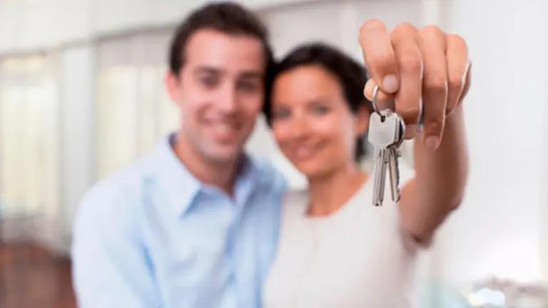 Dos jóvenes en su nueva casa ARCHIVO