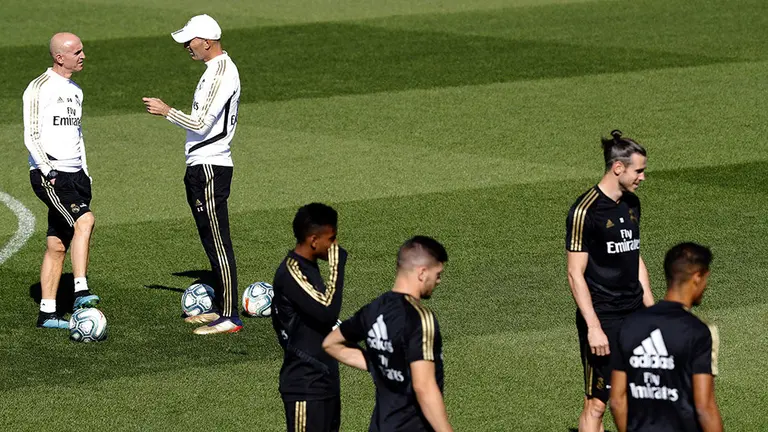 El entrenador francés del Real Madrid, Zinedine Zidane (2i), conversa con el segundo entrenador, Davied Bettoni (i), durante el entrenamiento realizado este martes en la Ciudad Deportiva de Valdebebas, donde el equipo prepara el partido de la sexta jornada de Liga de Primera División que disputa mañana contra el Osasuna en el estadio Santiago Bernabéu. EFE/Ballesteros