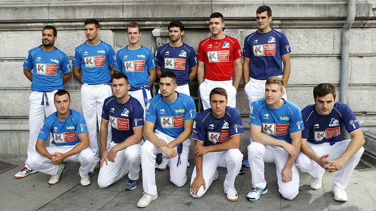 Los pelotaris que participarán en el Campeonato Eusko Label del Cuatro y Medio de la LEP.M 2019, uno de los tres grandes torneos anuales de Pelota a Mano, la modalidad reina de la Pelota Vasca, este martes en la presentación del torneo. EFE/LUIS TEJIDO