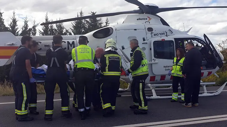 Guardia Civil y bomberos colaborar en la atención y traslado del herido grave en el accidente ocurrido en Olite. GUARDIA CIVIL