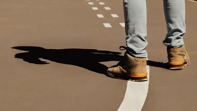 Un hombre en mitad de una calle. ARCHIVO