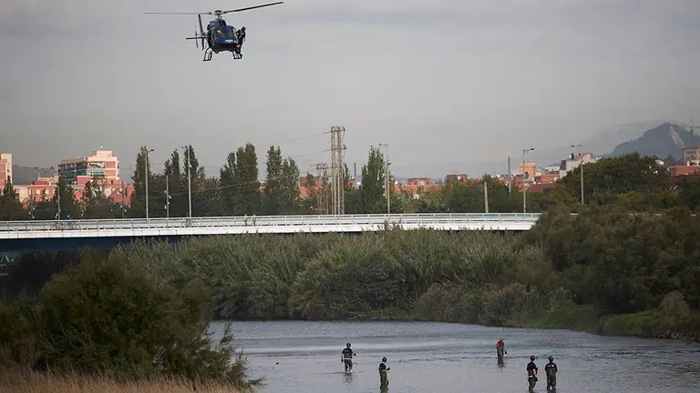 GRAFCAT4092. BARCELONA, 25/09/2019.- Agentes de los Mossos d'Escuadra y de los Bomberos trabajan en un dispositivo de búsqueda, que incluye un helicóptero, para localizar el cuerpo de un bebé que un menor, supuestamente su padre y que ya ha sido detenido, habría lanzado esta madrugada al rio Besos. EFE/Alejandro García.