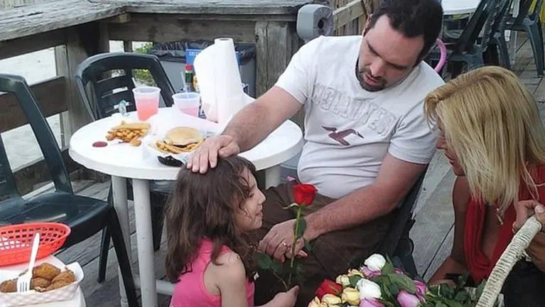 Kristine y Michael Barnett con su hija adoptiva Natalie Grace, quien en realidad podr&iacute;a ser una adulta que sufre enanismo KRISTINE BARNETT