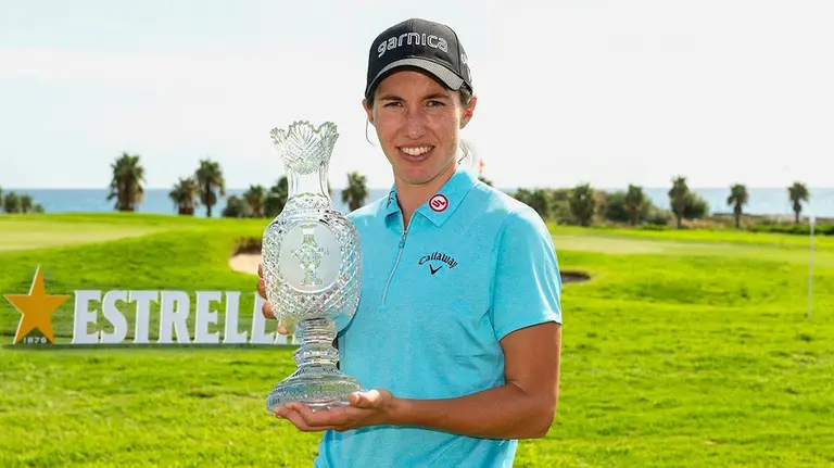 Carlota Ciganda sostiene el trofeo estrella Damm. @rfegolf.