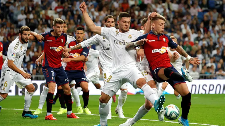 El delantero serbio del Real Madrid Luka Jovic (2d) y el delantero del Osasuna Brandon Thomas Llamas (d), durante el partido correspondiente a la sexta jornada de Liga en Primera División que se disputa este miércoles en el estadio Santiago Bernabéu, en Madrid. EFE/ Juanjo Martín