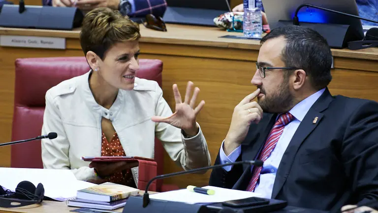 La presidenta del Gobierno de Navarra, María Chivite junto al consejero de Interior, Javier Remírez. PABLO LASAOSA