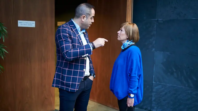 Ramón Alzorriz, del PSN habla con Uxue Barkos. PABLO LASAOSA