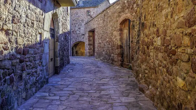 Imagen de archivo de las calles de un pueblo ARCHIVO