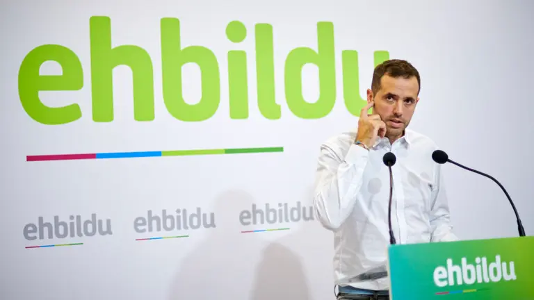 Aritz Ayesa ofrece una rueda de prensa en la sede de EH Bildu. PABLO LASAOSA (2)