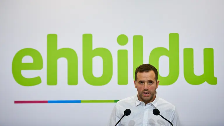 Aritz Ayesa ofrece una rueda de prensa en la sede de EH Bildu. PABLO LASAOSA (3)