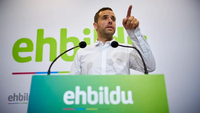 Aritz Ayesa ofrece una rueda de prensa en la sede de EH Bildu. PABLO LASAOSA