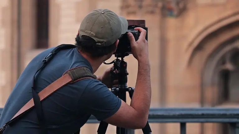 Un fotógrafo grabando un vídeo ARCHIVO