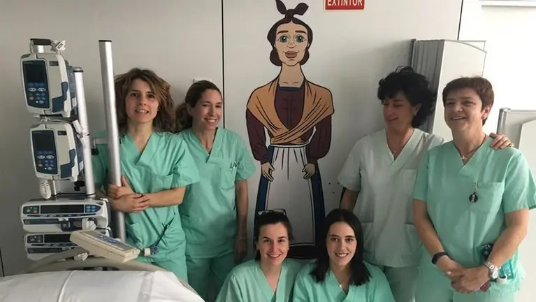 Imágenes de gigantes y kilikis de la Comparsa de Burlada acompañan a menores en la UCI pediátrica del CHN