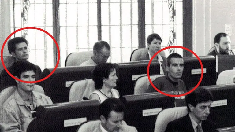 Pablo Muñoz y José Luis Barrios, ambos de Euskal Herritarrok, en el pleno del Parlamento en el año 1999