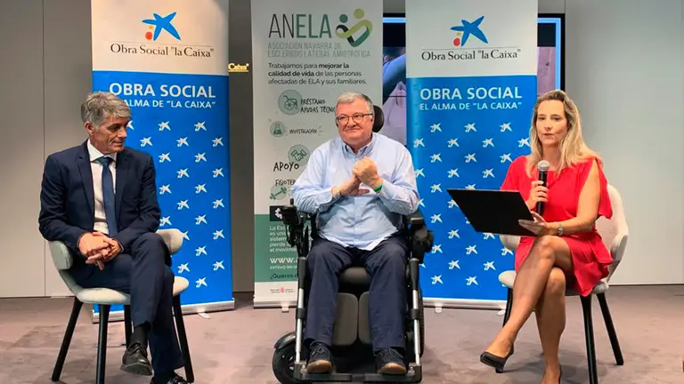 (De izquierda a derecha) el Director de la oficina de CaixaBank en Ermitagaña, José Félix Luqui; el Presidente de ANELA, Montxo Iriarte; y la Directora del Área de Negocio de CaixaBank en Pamplona Oeste, Beatriz Elizari. CEDIDA