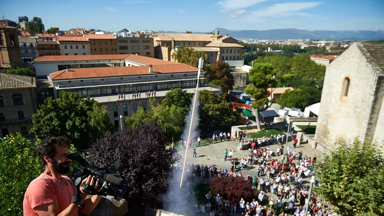 Chupinazo que da comienzo a las fiestas de San Fermín de la Aldapa de 2019. MIGUEL OSÉS