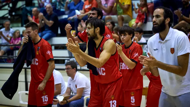 El Basket Navarra se enfrenta al Tizona de Burgos en el polideportivo de Arrosadía. MIGUEL OSÉS