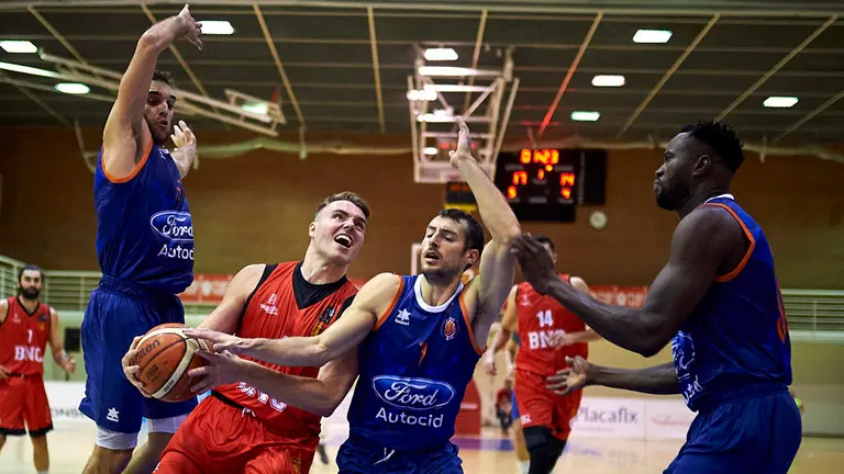 El Basket Navarra se enfrenta al Tizona de Burgos en el polideportivo de Arrosadía. MIGUEL OSÉS