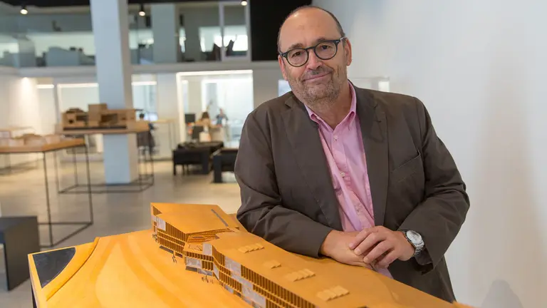 El arquitecto navarro Patxi Mangado junto a una maqueta CEDIDA