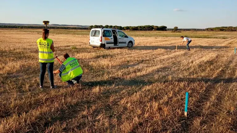 Trabajadores de Ríos Renovables en el parque fotovoltaico que van a construir en Valladolid. CEDIDA