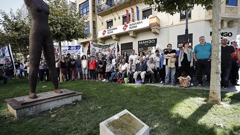 GRAF493. PAMPLONA, 28/09/2019.- Unas doscientas personas han asistido este sábado en la avenida Roncesvalles de Pamplona a la inauguración de la nueva placa de la escultura Gogoan, que recuerda a las víctimas de los sucesos de los Sanfermines de 1978. La placa, que había sufrido varios ataques vandálicos en las últimas semanas, ha sido sustituida por una nueva. EFE/Jesús Diges