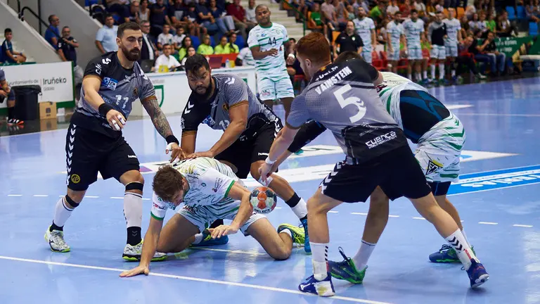 El Helvetia Anaitasuna se enfrenta al Liberbank Cuenca en el Pabellón Anaitasuna. MIGUEL OSÉS