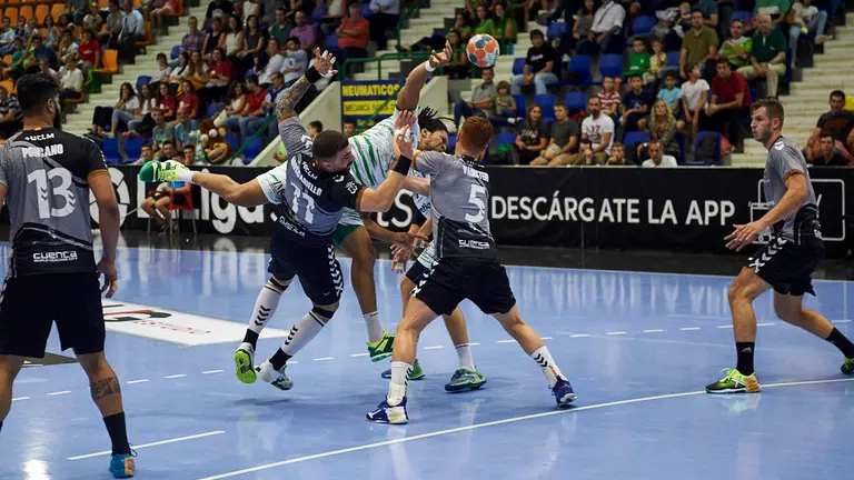 El Helvetia Anaitasuna se enfrenta al Liberbank Cuenca en el Pabellón Anaitasuna. MIGUEL OSÉS