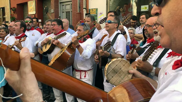 Un momento de la procesión de San Fermín Chiquito 2019 con el cántico de la aurora al santo.