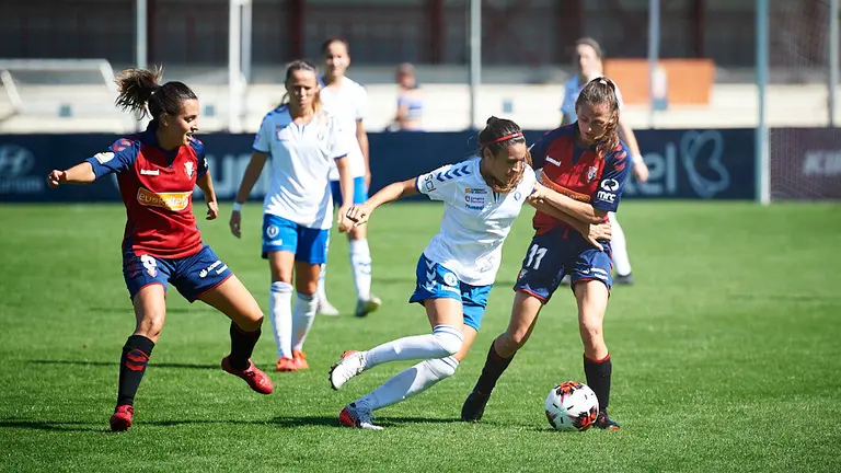 Partido entre Osasuna Femenino y Cuenca en las instalaciones de Tajonar. MIGUEL OSÉS